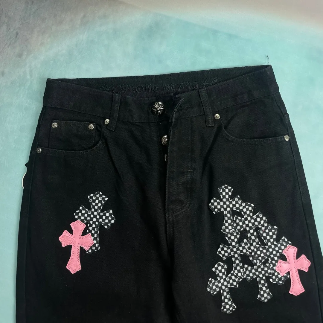 🅿️290 🔘Model No.-KL118 🔘Cro Xin𝐂𝐡𝐫𝐨𝐦𝐞 𝐇𝐞𝐚𝐫𝐭 CH Limited Flame Pink Cross Patchwork Straight Leather Jeans* In Cro Xin’s fashion map, these shorts are one of a kind. It is made of beaded canvas fabric and has been washed with heavy industry. The upper body is full of texture and the trousers are crisp and neat. The overall design adopts three-dimensional cutting technology and is extremely exquisite. Its hardware is customized according to ZP genuine products, with a customized small leather label, and the design is unique. The beaded canvas fabric is thick, not only soft after washing, but also very breathable. The details of the shorts are extremely well handled, simple and elegant, and the workmanship is exquisite. Every trace is neat and detailed, demonstrating excellent quality. The style of these shorts is super cool and breaks gender barriers. It can be easily worn by both men and women. It perfectly interprets the genderless fashion trend and easily enhances the wearer's fashion aura.  Size: S M L XL XXL (28.30.32.34.36) Color: Black